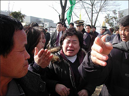 시신 부검 현장에 나온 고 배달호씨 형제들의 모습. 